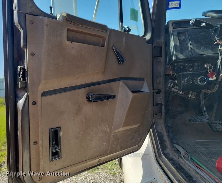 image for item ME9298 1990 International   8300 crane truck