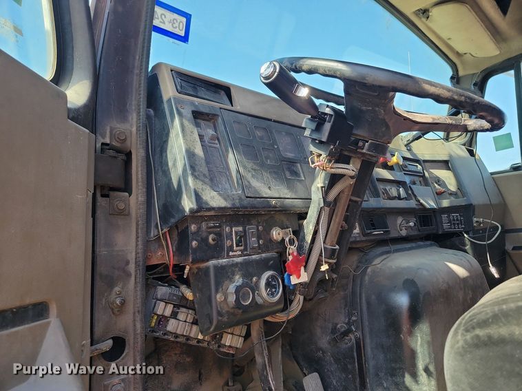 image for item ME9298 1990 International   8300 crane truck