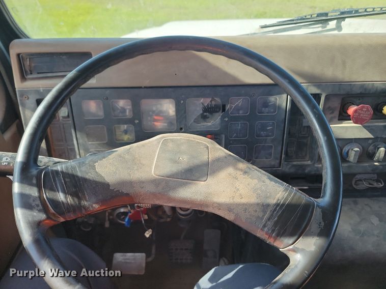 image for item ME9298 1990 International   8300 crane truck