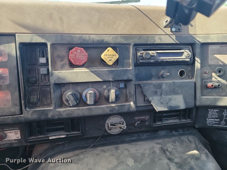 image for item ME9298 1990 International   8300 crane truck