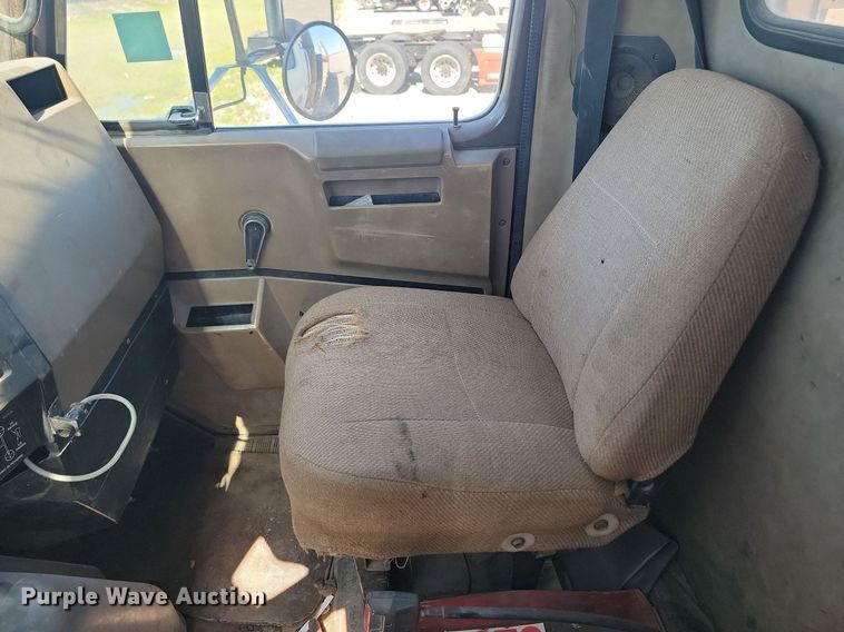 image for item ME9298 1990 International   8300 crane truck