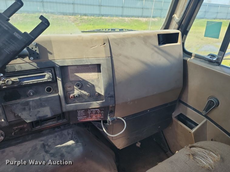 image for item ME9298 1990 International   8300 crane truck