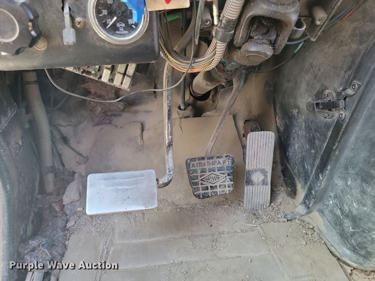 image for item ME9298 1990 International   8300 crane truck