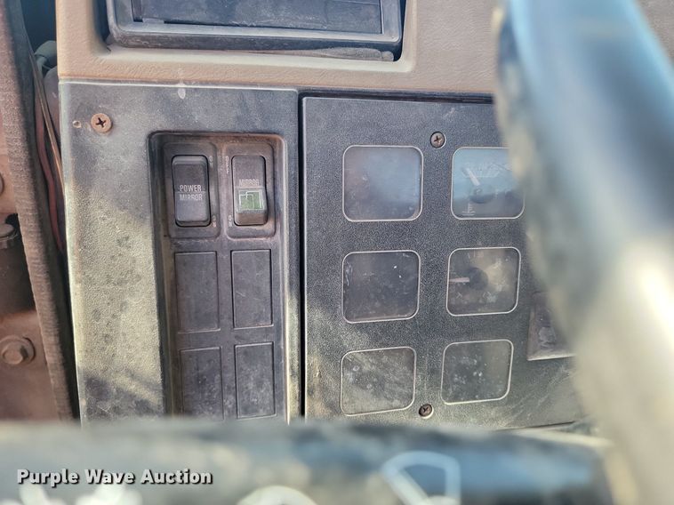 image for item ME9298 1990 International   8300 crane truck