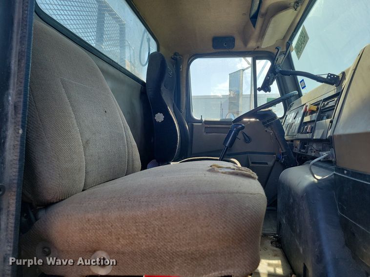 image for item ME9298 1990 International   8300 crane truck