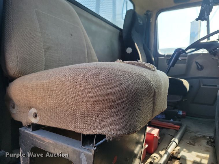 image for item ME9298 1990 International   8300 crane truck