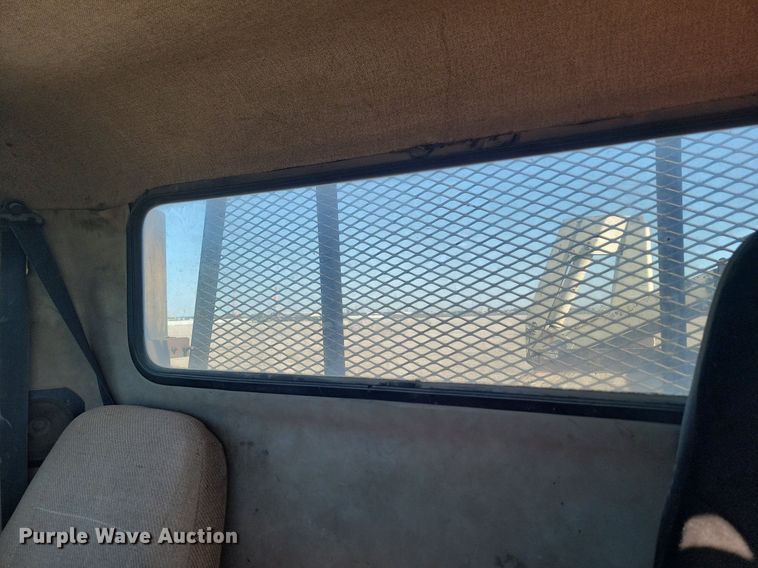 image for item ME9298 1990 International   8300 crane truck