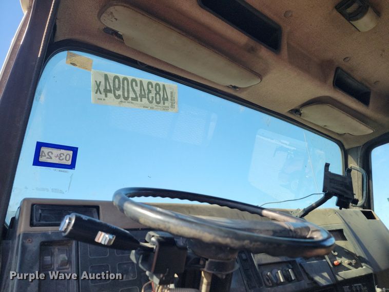 image for item ME9298 1990 International   8300 crane truck