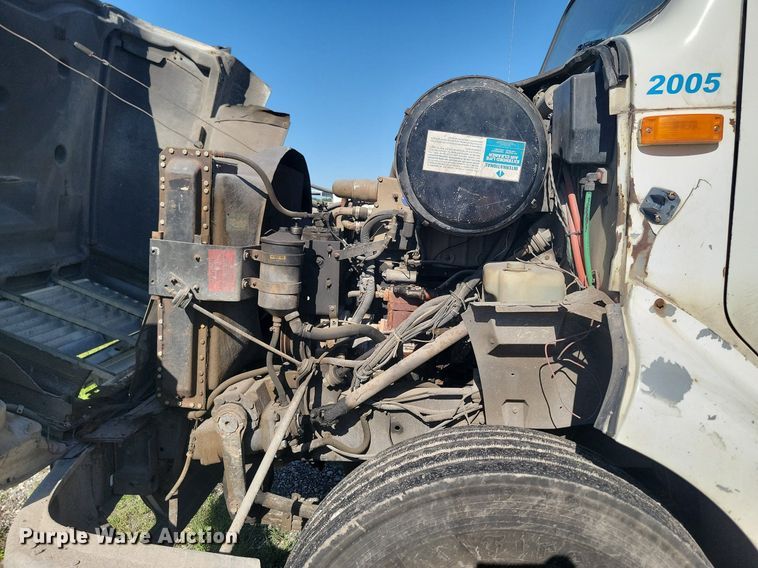 image for item ME9298 1990 International   8300 crane truck