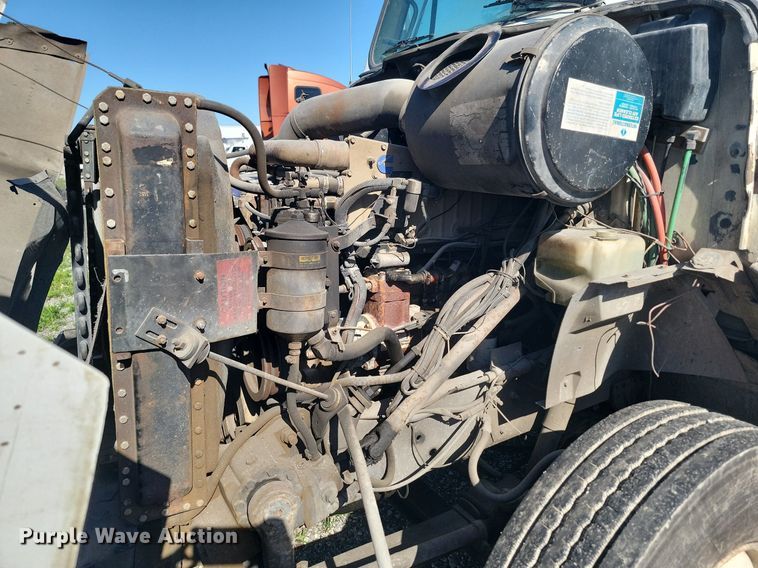 image for item ME9298 1990 International   8300 crane truck