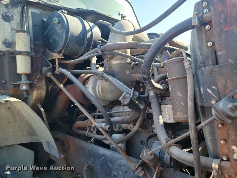 image for item ME9298 1990 International   8300 crane truck