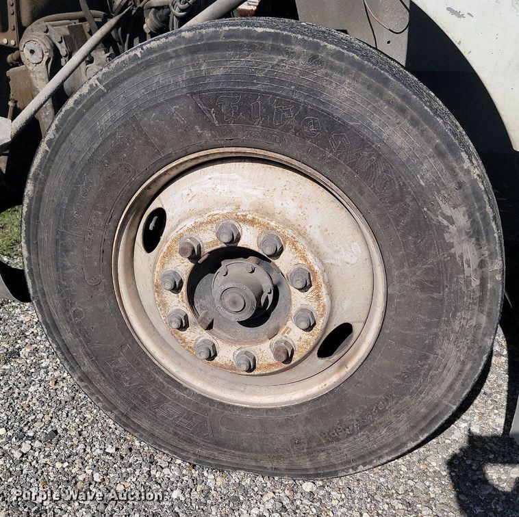 image for item ME9298 1990 International   8300 crane truck