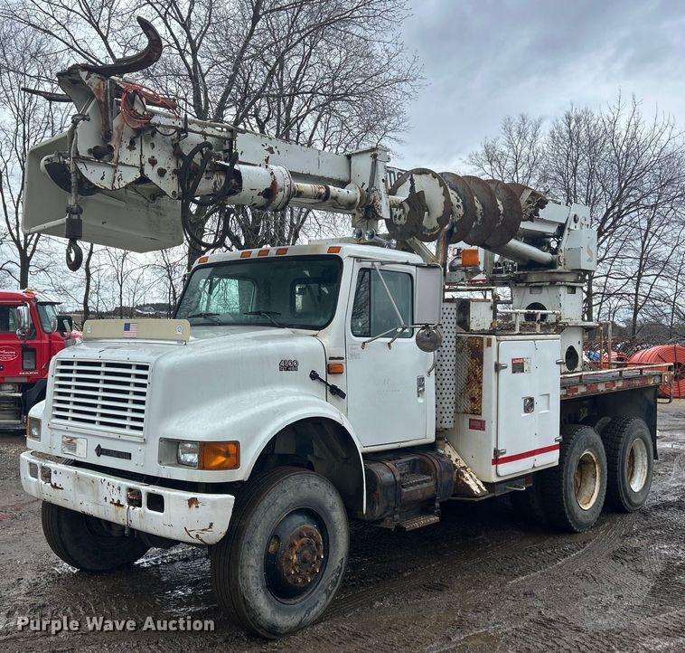 image for item MO9215 1995 International 4800  digger derrick truck