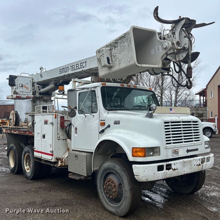 image for item MO9215 1995 International 4800  digger derrick truck