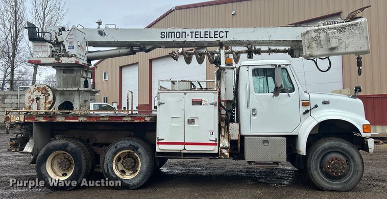 image for item MO9215 1995 International 4800  digger derrick truck