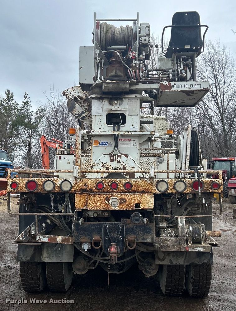 image for item MO9215 1995 International 4800  digger derrick truck