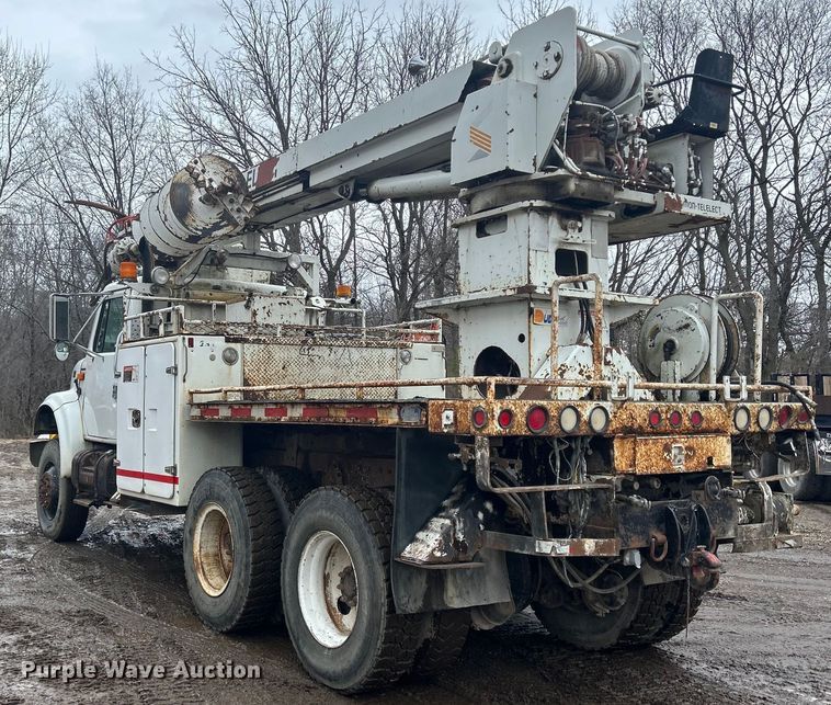 image for item MO9215 1995 International 4800  digger derrick truck