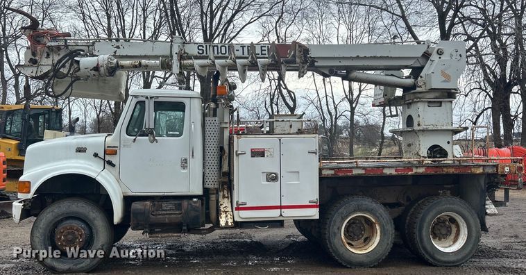image for item MO9215 1995 International 4800  digger derrick truck