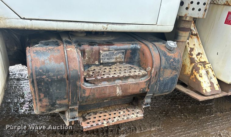 image for item MO9215 1995 International 4800  digger derrick truck