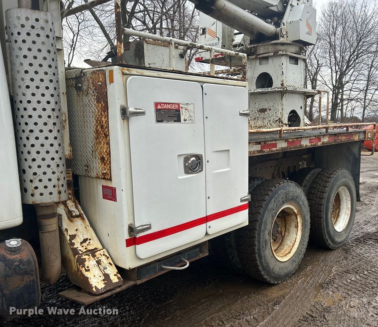 image for item MO9215 1995 International 4800  digger derrick truck