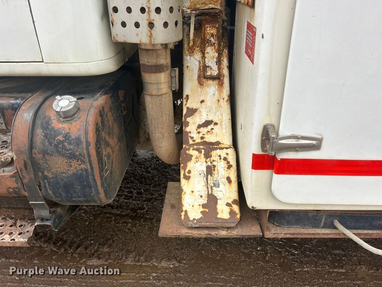 image for item MO9215 1995 International 4800  digger derrick truck