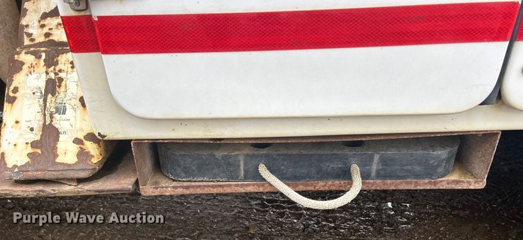 image for item MO9215 1995 International 4800  digger derrick truck