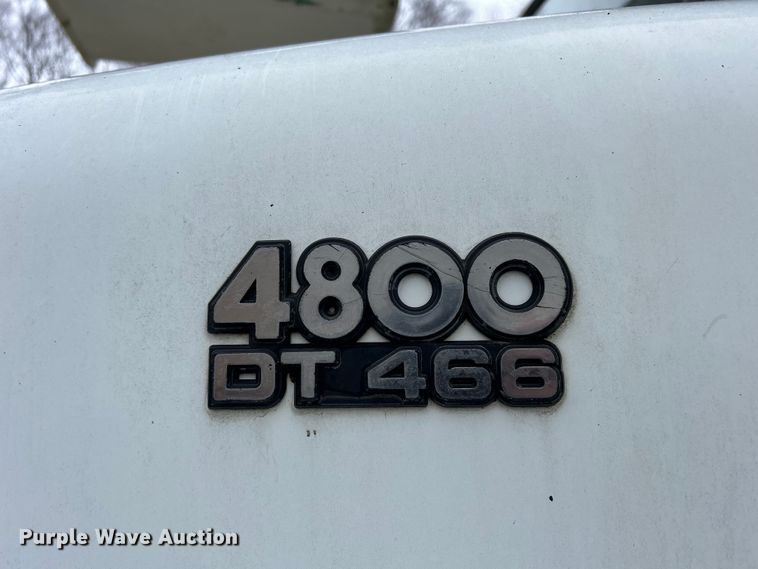 image for item MO9215 1995 International 4800  digger derrick truck