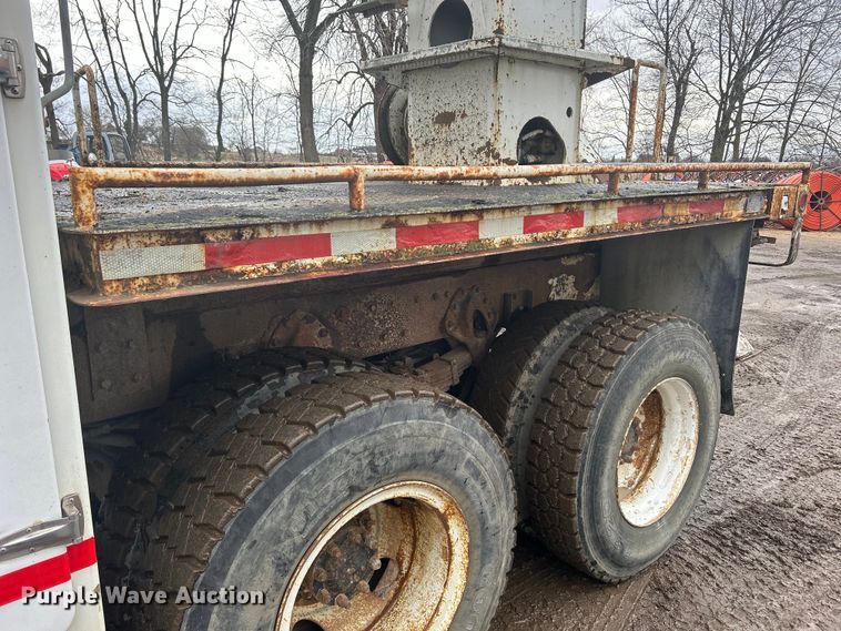 image for item MO9215 1995 International 4800  digger derrick truck