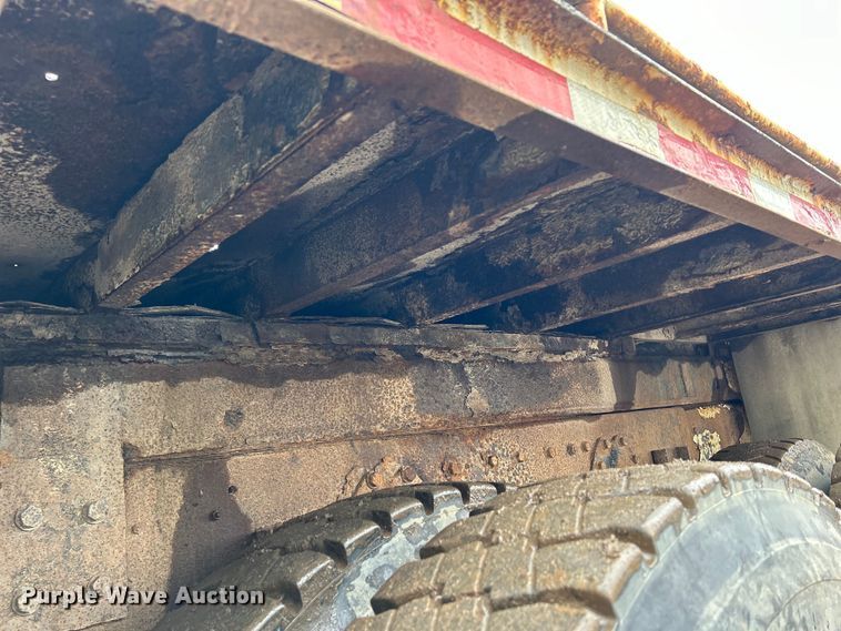 image for item MO9215 1995 International 4800  digger derrick truck