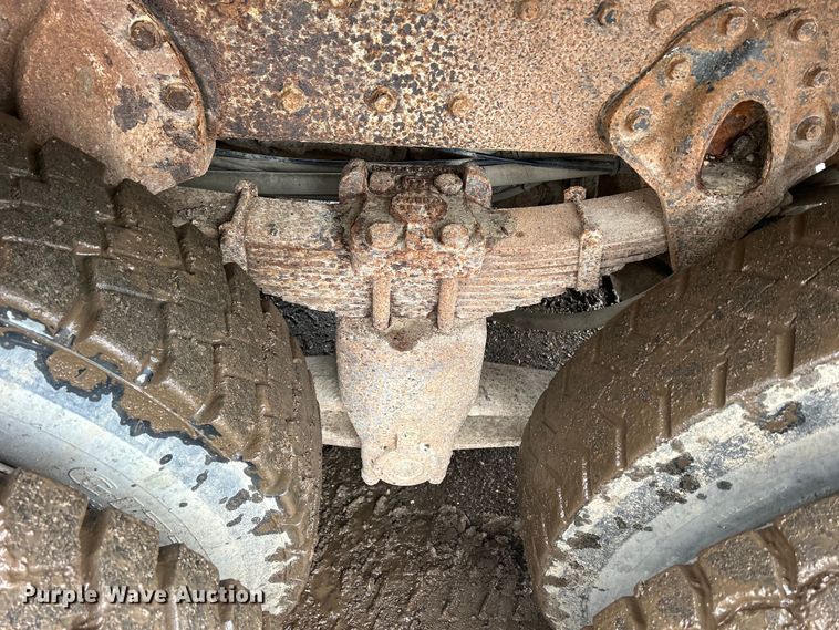 image for item MO9215 1995 International 4800  digger derrick truck