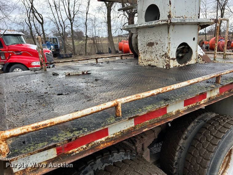 image for item MO9215 1995 International 4800  digger derrick truck