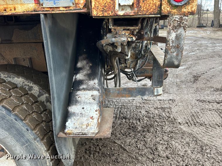 image for item MO9215 1995 International 4800  digger derrick truck