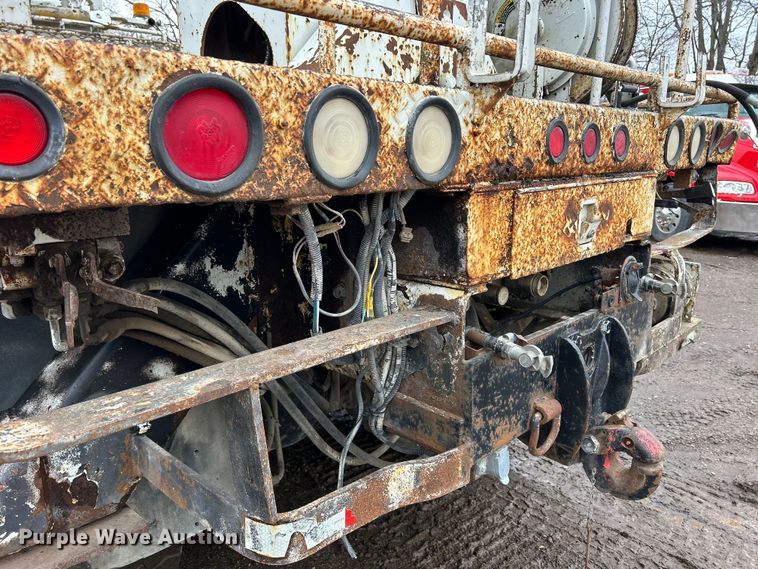 image for item MO9215 1995 International 4800  digger derrick truck