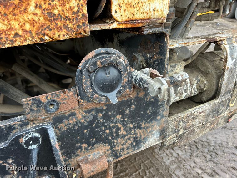 image for item MO9215 1995 International 4800  digger derrick truck