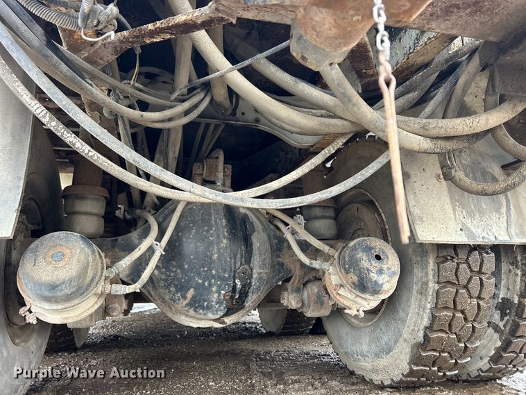 image for item MO9215 1995 International 4800  digger derrick truck