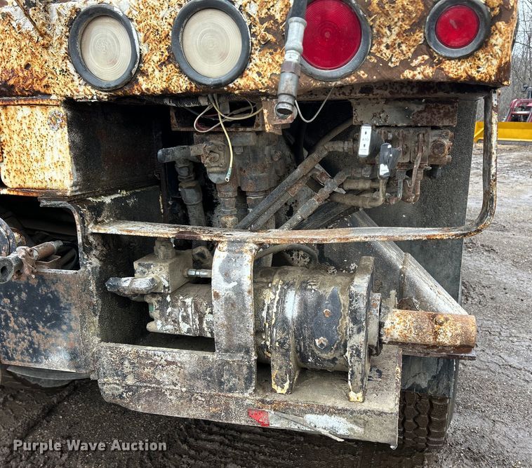 image for item MO9215 1995 International 4800  digger derrick truck