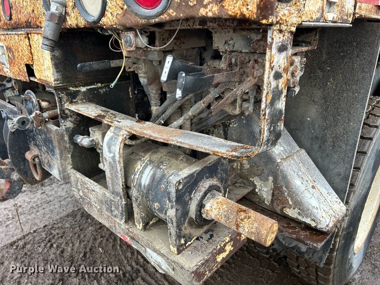 image for item MO9215 1995 International 4800  digger derrick truck