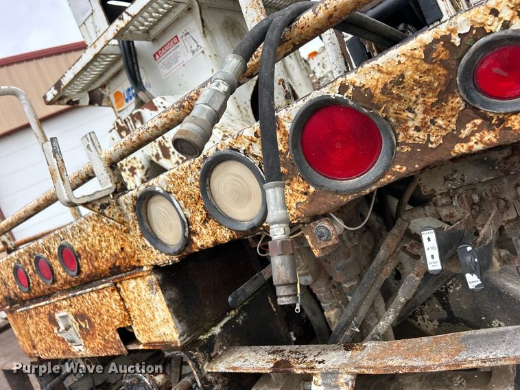 image for item MO9215 1995 International 4800  digger derrick truck