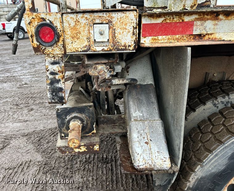 image for item MO9215 1995 International 4800  digger derrick truck