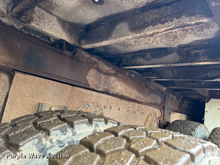 image for item MO9215 1995 International 4800  digger derrick truck