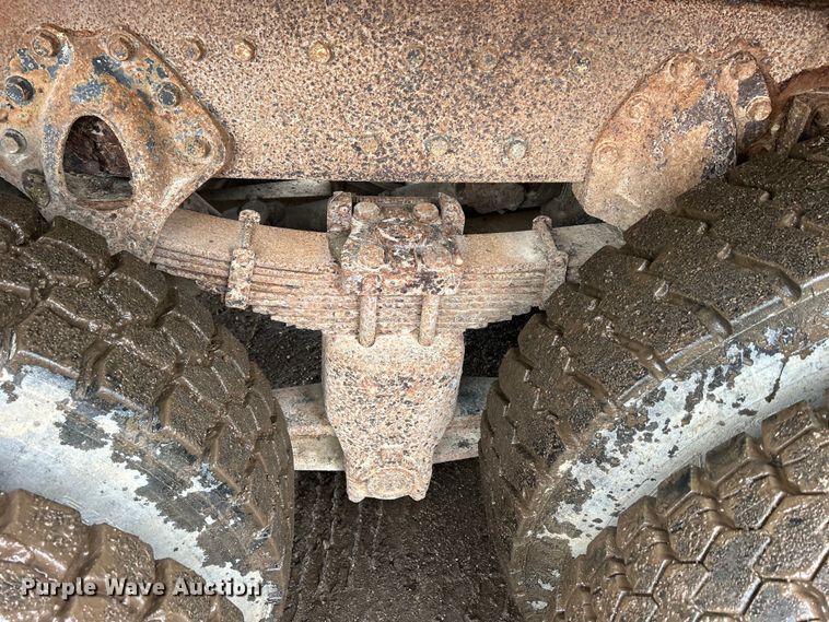 image for item MO9215 1995 International 4800  digger derrick truck