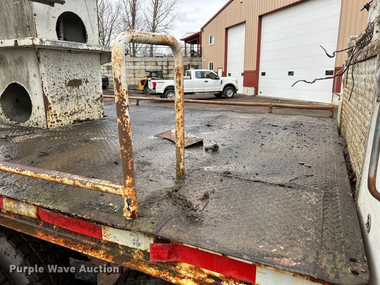 image for item MO9215 1995 International 4800  digger derrick truck