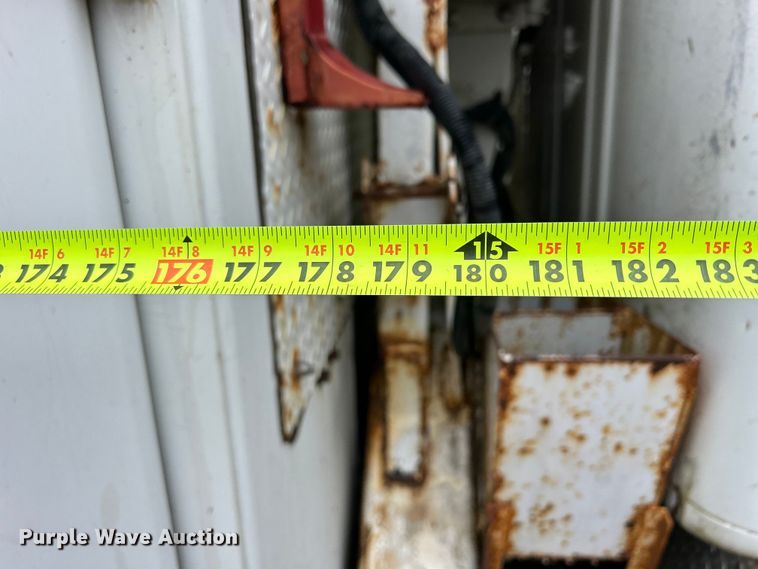 image for item MO9215 1995 International 4800  digger derrick truck