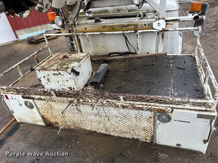 image for item MO9215 1995 International 4800  digger derrick truck