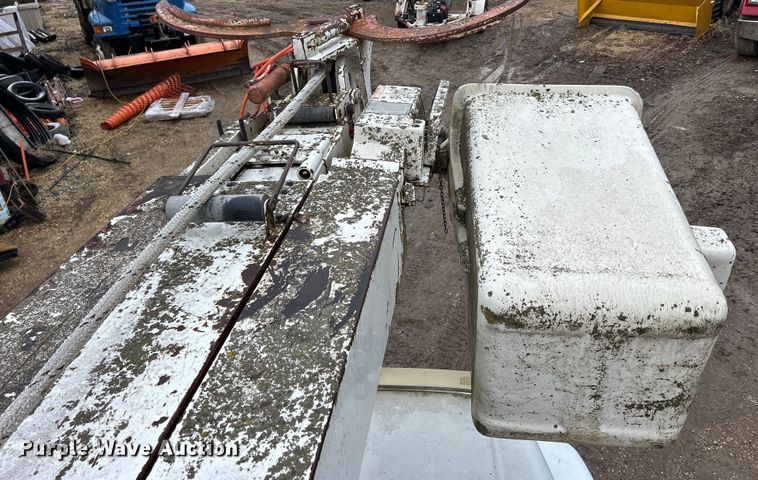 image for item MO9215 1995 International 4800  digger derrick truck