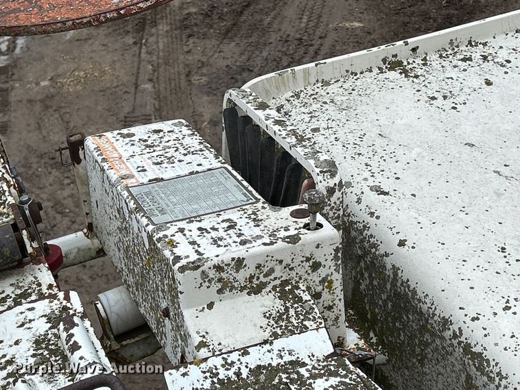 image for item MO9215 1995 International 4800  digger derrick truck