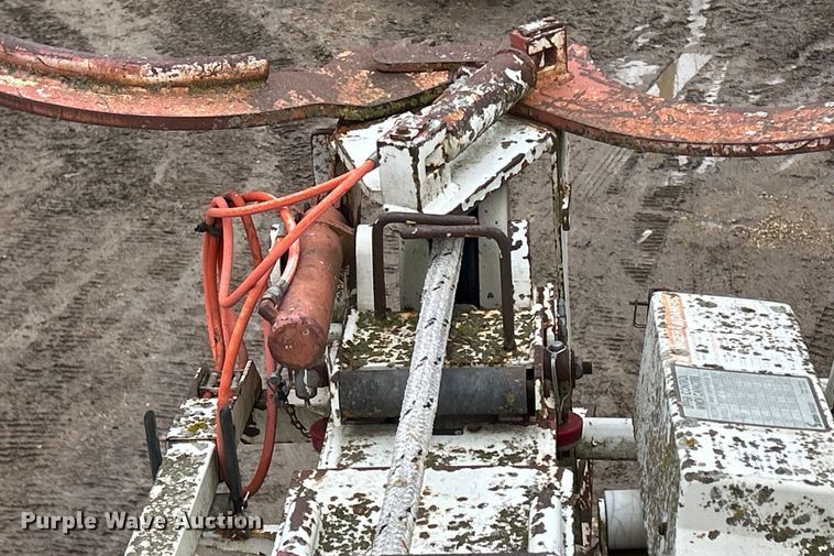 image for item MO9215 1995 International 4800  digger derrick truck