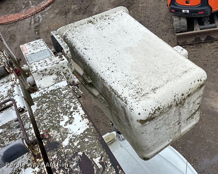 image for item MO9215 1995 International 4800  digger derrick truck