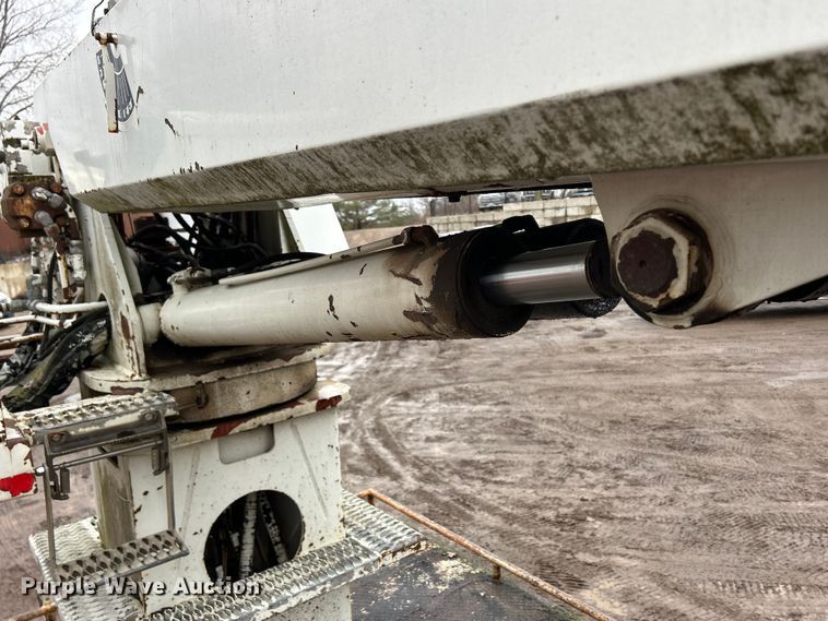 image for item MO9215 1995 International 4800  digger derrick truck