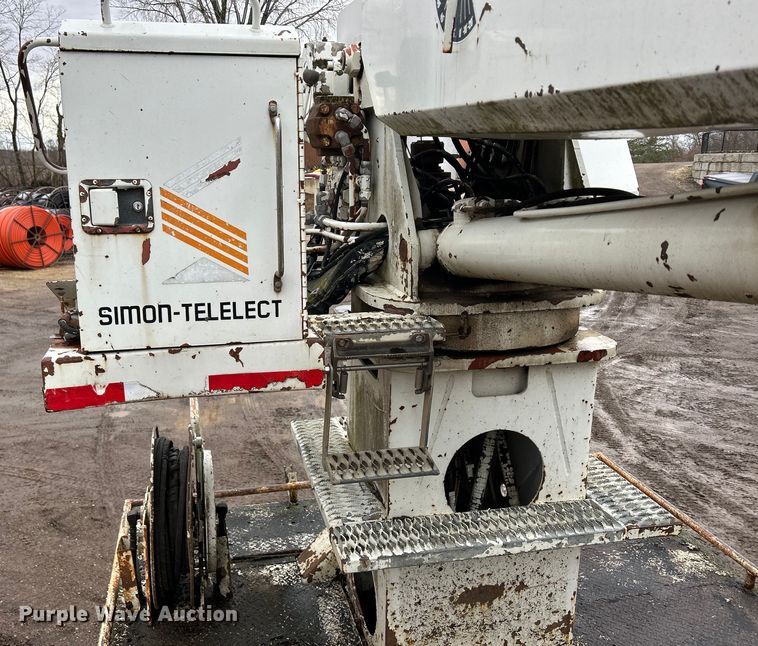 image for item MO9215 1995 International 4800  digger derrick truck